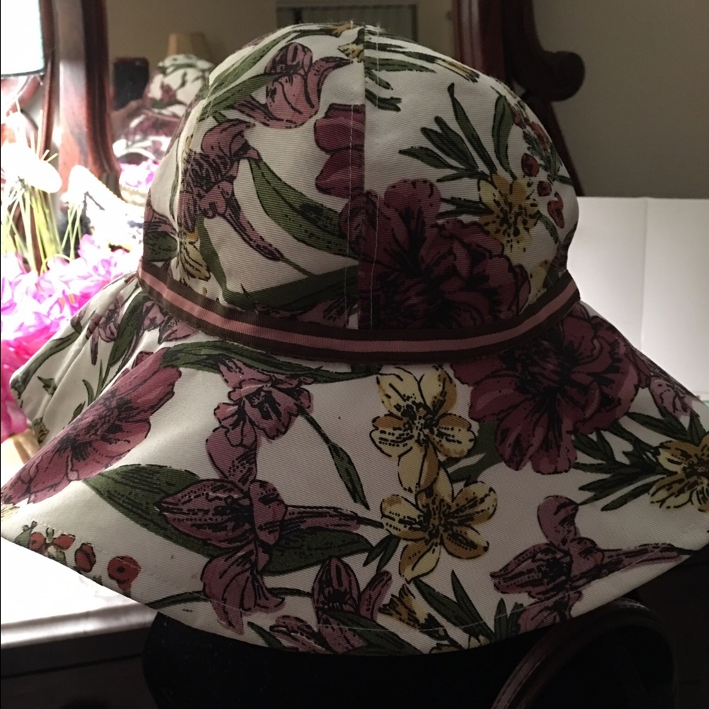 Laundry reversible beach hat! Fabulous floral design & bold colors.